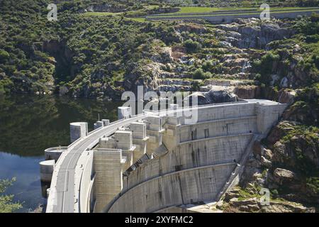 Fiume Barragem della diga di Foz Tha in Portogallo Foto Stock