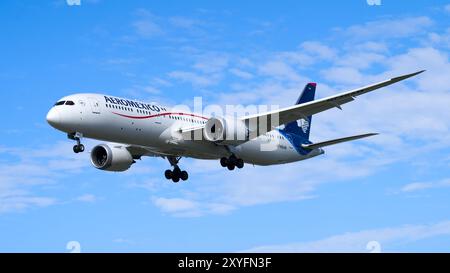 Aeromexico Boeing 787-9 Dreamliner atterra nel cielo blu. Londra - 29 agosto 2024 Foto Stock