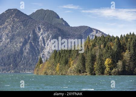 Autunno sul lago Walchensee in Baviera Foto Stock