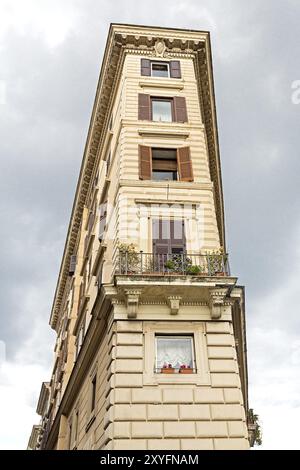 Edificio residenziale originale a Roma, Italia, Europa Foto Stock