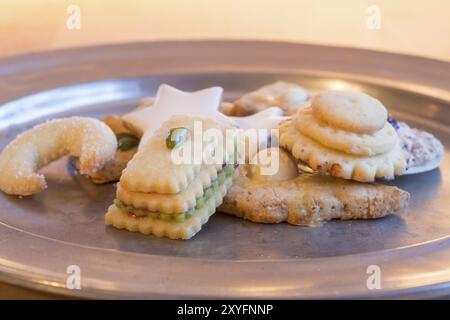 Biscotti di Natale su un piatto di peltro Foto Stock