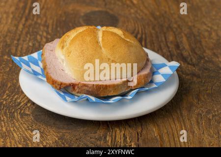 Un tipico spuntino bavarese - il panino di carne Foto Stock