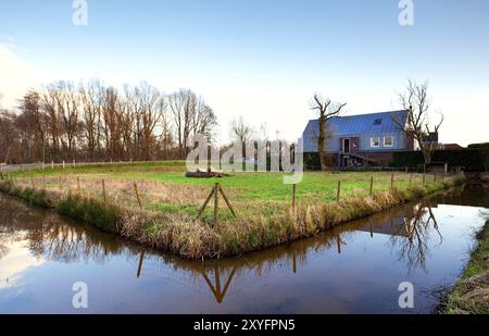 Vista sul tipico villaggio olandese con canale Foto Stock