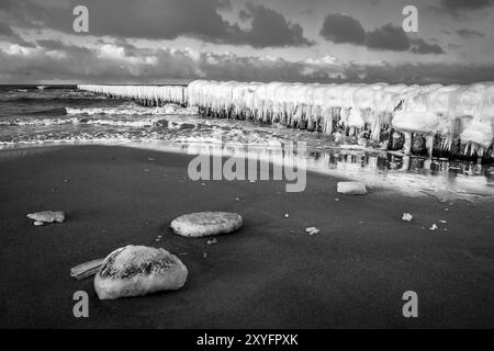 La costa del Mar Baltico vicino a Zingst in inverno Foto Stock