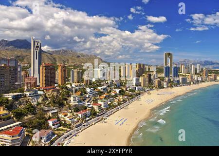 Grattacieli e spiaggia a Benidorm, Costa Blanca, Spagna, grattacieli sul lungomare e spiaggia a Benidorm, Spagna, Europa Foto Stock