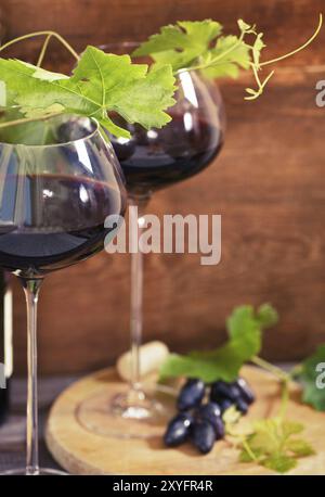 Natura morta con bicchieri di vino rosso e bottiglia Foto Stock