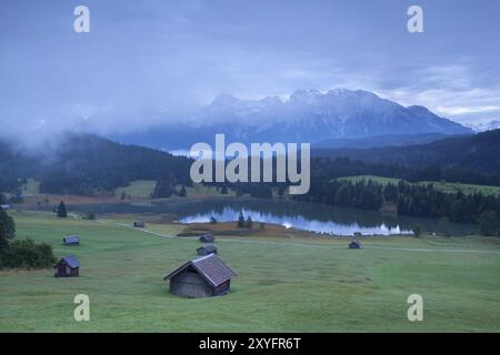 Capanna di legno su prati alpini al mattino, Germania, Europa Foto Stock