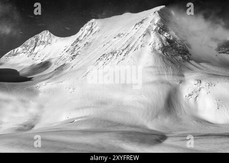 Tre sciatori nella valle di Stuor Reaiddavaggi, Kebnekaisefjaell, Norrbotten, Lapponia, Svezia, marzo 2013, Europa Foto Stock