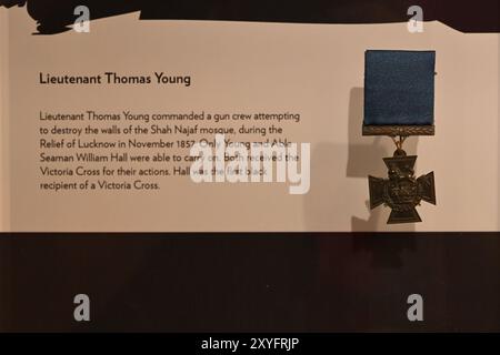 Victoria Cross assegnata a Thomas James Young durante il rilievo di Lucknow, India - 16 novembre 1857 in mostra al National Maritime Museum Foto Stock