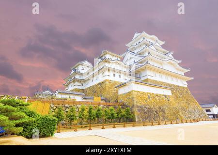 Ampio cortile sottostante alla base del castello di Himeji-jo in una colorata serata al tramonto a Himeji, in Giappone, dopo essere stato ristrutturato all'inizio del 2015. Copia orizzontale angolata Foto Stock