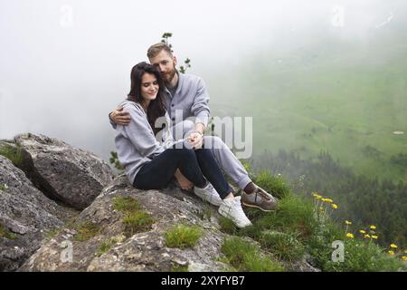 Giovani amare giovane rilassante e avvolgente, lei è sempre sorridente e appoggiato sulla sua spalla, relazioni e sentimenti di concetto Foto Stock