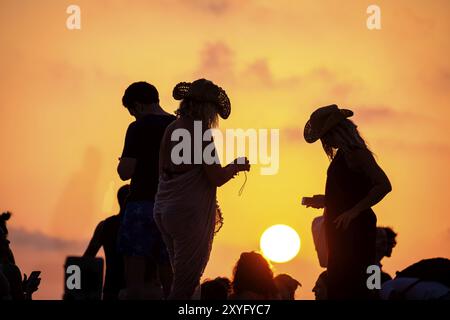 Tramonto sull'autobus El Pirata, Playa de Migjorn, Formentera, Isole baleari, Spagna, Europa Foto Stock