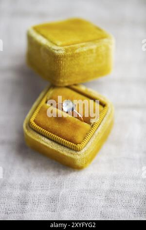 Anello di fidanzamento nella casella su sfondo grigio Foto Stock