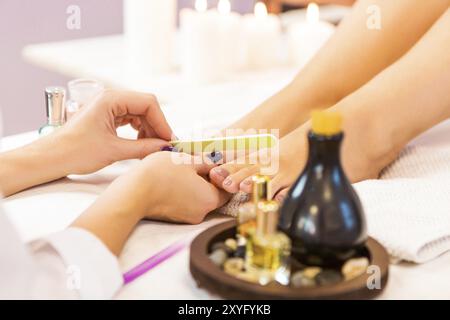 Giovane donna piedi trattamento in un lussuoso salone di bellezza close up Foto Stock