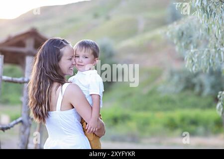 Giovane madre con piccolo figlio. Durante l'estate. Happy family concept Foto Stock