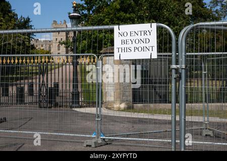 Windsor, Regno Unito. 29 agosto 2024. La recinzione di sicurezza e un avviso di divieto di ingresso sono raffigurati durante la lunga passeggiata fuori dalla porta di Cambridge del Castello di Windsor prima di tre giorni di proteste da parte del gruppo di protesta ambientale Extinction Rebellion. Extinction Rebellion sta organizzando attività di protesta intorno al Castello di Windsor sotto la bandiera Upgrade Democracy dal 30 agosto al 1 settembre. Crediti: Mark Kerrison/Alamy Live News Foto Stock