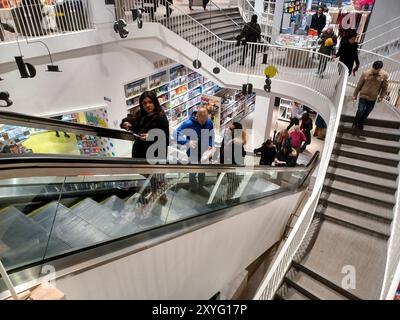 Toronto, ON, Canada - 26 agosto 2024: Visualizza gli scaffali con i libri in negozio. Foto Stock