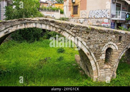 Tirana, Albania - 30 maggio 2024. Tanner’s Bridge nel centro di Tirana. Un ponte pedonale ottomano in pietra arcuata del XVIII secolo che attraversava origonalmente un fiume Foto Stock