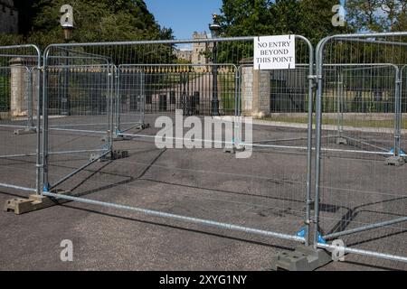 Windsor, Regno Unito. 29 agosto 2024. La recinzione di sicurezza e un avviso di divieto di ingresso sono raffigurati durante la lunga passeggiata fuori dalla porta di Cambridge del Castello di Windsor prima di tre giorni di proteste da parte del gruppo di protesta ambientale Extinction Rebellion. Extinction Rebellion sta organizzando attività di protesta intorno al Castello di Windsor sotto la bandiera Upgrade Democracy dal 30 agosto al 1 settembre. Crediti: Mark Kerrison/Alamy Live News Foto Stock