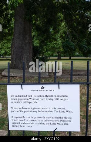 Windsor, Regno Unito. 29 agosto 2024. Un avviso è raffigurato sul perimetro del Windsor Great Park che consiglia ai visitatori del gruppo di protesta ambientale Extinction Rebellion di organizzare una protesta climatica durante la lunga passeggiata. Extinction Rebellion prevede di tenere tre giorni di attività di Upgrade Democracy intorno al Castello di Windsor dal 30 agosto al 1 settembre. Crediti: Mark Kerrison/Alamy Live News Foto Stock