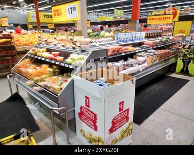 Toronto, ON, Canada - 23 agosto 2024: Vista al coperto del reparto prodotti nel negozio di alimentari No Frills in Canada. Foto Stock