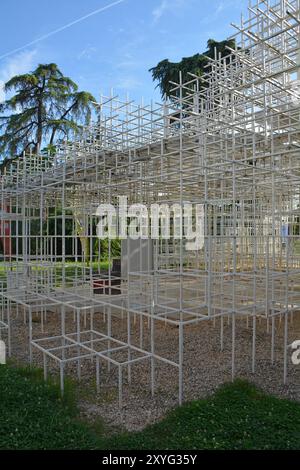 Tirana, Albania - 30 maggio 2024. L'installazione cloud nel centro di Tirana. Un'installazione artistica pubblica contemporanea dell'artista giapponese Sou Fujimoto Foto Stock