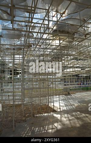 Tirana, Albania - 30 maggio 2024. L'installazione cloud nel centro di Tirana. Un'installazione artistica pubblica contemporanea dell'artista giapponese Sou Fujimoto Foto Stock