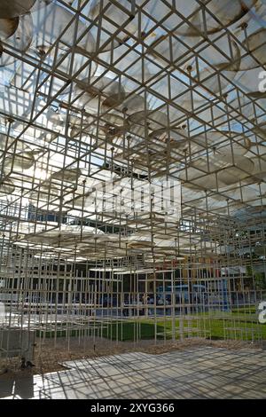 Tirana, Albania - 30 maggio 2024. L'installazione cloud nel centro di Tirana. Un'installazione artistica pubblica contemporanea dell'artista giapponese Sou Fujimoto Foto Stock