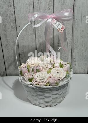 Marshmallow in un cestino. Fiori di Marshmallow. Marshmallow fatti in casa. L'iscrizione sul cartellino in russo fatta con amore. Foto Stock