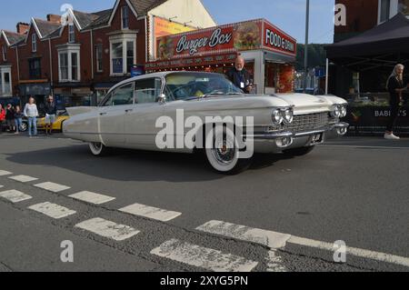 White 1960 Cadillac Sedan De Ville vista al Mumbles Classic Car Show su Newton Road. Mumbles, Swansea, Galles, Regno Unito. 29 agosto 2024. Foto Stock