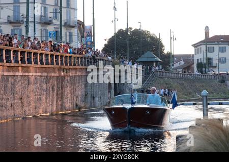 Milano, Italia. 29 agosto 2024. Darsena. Charles Leclerc arriva su un motoscafo Riva a salutare i tifosi in vista del GP di Monza. - Cronaca - Milano, Italia - Giovedì 29 agosto 2024 (foto Alessandro Cimma/Lapresse) Dock. Charles Leclerc arriva su un motoscafo Riva per salutare i tifosi in vista del GP di Monza. - Chronicle - Milano, Italia - giovedì 29 agosto 2024 (foto Alessandro Cimma/Lapresse) crediti: LaPresse/Alamy Live News Foto Stock