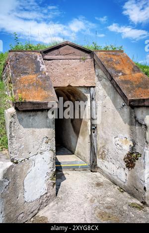 SULLIVAN'S ISLAND, Carolina del Sud, Stati Uniti — difese dell'era della seconda guerra mondiale di Fort Moultrie, tra cui l'Harbor Entrance Control Post (HECP) e varie installazioni di artiglieria. Questo sito del National Park Service mostra l'evoluzione dei sistemi di difesa costiera dalla Guerra d'indipendenza alla seconda guerra mondiale, con particolare attenzione all'intenso sviluppo militare in seguito all'attacco di Pearl Harbor nel 1941. Foto Stock