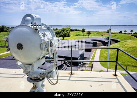 Faro in cima a Fort Moultrie a Sullivans Island | SULLIVAN'S ISLAND, Carolina del Sud, Stati Uniti — Un faro della Seconda Guerra Mondiale, costruito dalla General Electric, si erge in cima al Harbor Entrance Control Post, sovrastando le batterie di cannoni dell'epoca Endicott di Fort Moultrie e il porto di Charleston. Completato nel marzo 1944, l'HECP a forma di piramide collegava il radar e l'osservazione di vedetta con le batterie di cannoni del porto, l'ultimo anello di una sequenza di difesa costiera in questo sito che va dai muri in legno di palmetto del 1776 al cemento e all'acciaio della Seconda Guerra Mondiale. Foto Stock