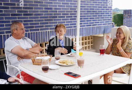 Una famiglia unita che parla e si diverte in estate. Famiglia felice Foto Stock