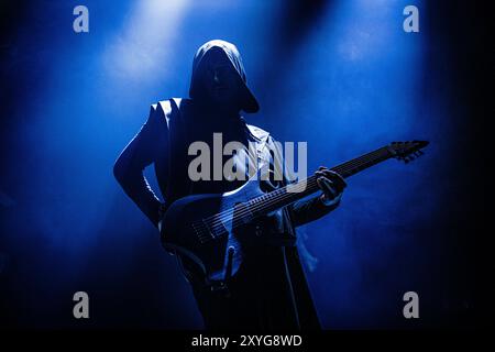 Danimarca, Copenaghen. 28 agosto 2024. La band metal svizzero-americana Zeal & Ardor esegue un concerto dal vivo all'Amager Bio di Copenaghen. Qui il chitarrista Tiziano volante viene visto dal vivo sul palco. Foto Stock