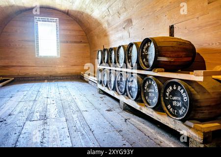 Fort Moultrie Powder Magazine Sullivan's Island South Carolina // SULLIVAN'S ISLAND, South Carolina, Stati Uniti — la rivista di polveri restaurata a Fort Moultrie, conservata fino al 1840. Questa struttura critica è stata progettata per immagazzinare in modo sicuro polvere nera, proteggendola da umidità, fuoco e potenziali attacchi nemici, mostrando tecniche militari e pratiche di sicurezza del XIX secolo. Foto Stock