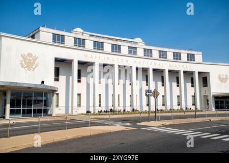 ARLINGTON, Virginia - lo storico Terminal A (originariamente Terminal 1) presso l'Aeroporto Nazionale Ronald Reagan di Washington. Costruito nel 1941, questo edificio in stile Art Deco è stato il primo terminal passeggeri dell'aeroporto. Il suo design distintivo, caratterizzato da una cupola centrale e ali simmetriche, è stato conservato e rinnovato, offrendo ai visitatori uno sguardo sui primi giorni del viaggio aereo commerciale pur continuando a servire le moderne funzioni aeroportuali. Foto Stock