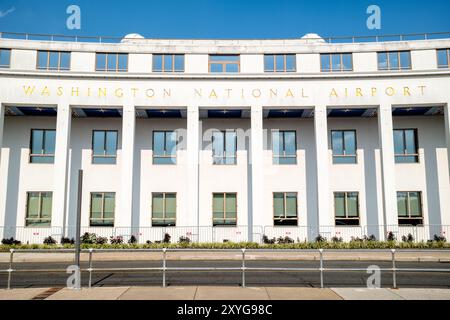 ARLINGTON, Virginia - lo storico Terminal A (originariamente Terminal 1) presso l'Aeroporto Nazionale Ronald Reagan di Washington. Costruito nel 1941, questo edificio in stile Art Deco è stato il primo terminal passeggeri dell'aeroporto. Il suo design distintivo, caratterizzato da una cupola centrale e ali simmetriche, è stato conservato e rinnovato, offrendo ai visitatori uno sguardo sui primi giorni del viaggio aereo commerciale pur continuando a servire le moderne funzioni aeroportuali. Foto Stock