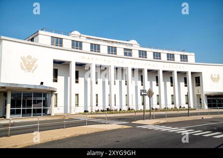 ARLINGTON, Virginia - lo storico Terminal A (originariamente Terminal 1) presso l'Aeroporto Nazionale Ronald Reagan di Washington. Costruito nel 1941, questo edificio in stile Art Deco è stato il primo terminal passeggeri dell'aeroporto. Il suo design distintivo, caratterizzato da una cupola centrale e ali simmetriche, è stato conservato e rinnovato, offrendo ai visitatori uno sguardo sui primi giorni del viaggio aereo commerciale pur continuando a servire le moderne funzioni aeroportuali. Foto Stock