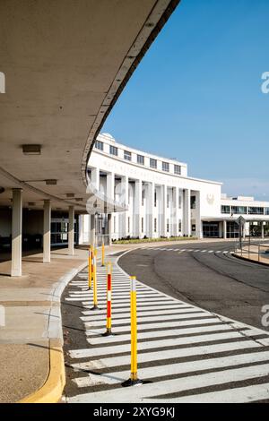 ARLINGTON, Virginia - lo storico Terminal A (originariamente Terminal 1) presso l'Aeroporto Nazionale Ronald Reagan di Washington. Costruito nel 1941, questo edificio in stile Art Deco è stato il primo terminal passeggeri dell'aeroporto. Il suo design distintivo, caratterizzato da una cupola centrale e ali simmetriche, è stato conservato e rinnovato, offrendo ai visitatori uno sguardo sui primi giorni del viaggio aereo commerciale pur continuando a servire le moderne funzioni aeroportuali. Foto Stock