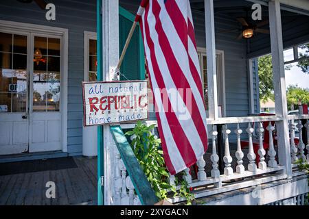 Gelateria Sullivan's Island South Carolina // SULLIVAN'S ISLAND, South Carolina, Stati Uniti - Una gelateria locale si trova sull'isola di Sullivan, un'isola barriera situata all'ingresso del porto di Charleston. Lo stabilimento serve come una popolare destinazione di ristoro sia per i residenti dell'isola che per i visitatori delle vicine spiagge. Sullivan's Island, che si estende su una superficie di soli 3,3 chilometri quadrati, combina aree residenziali con stabilimenti commerciali che soddisfano il rilassato stile di vita costiero dell'isola. L'isola è conosciuta per le sue spiagge incontaminate, lo storico Fort Moultrie e il collegamento con Edgar al Foto Stock
