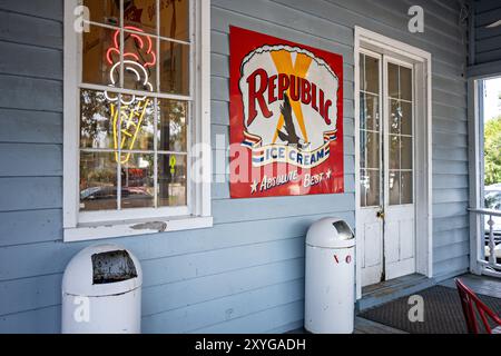 Gelateria Sullivan's Island South Carolina // SULLIVAN'S ISLAND, South Carolina, Stati Uniti - Una gelateria locale si trova sull'isola di Sullivan, un'isola barriera situata all'ingresso del porto di Charleston. Lo stabilimento serve come una popolare destinazione di ristoro sia per i residenti dell'isola che per i visitatori delle vicine spiagge. Sullivan's Island, che si estende su una superficie di soli 3,3 chilometri quadrati, combina aree residenziali con stabilimenti commerciali che soddisfano il rilassato stile di vita costiero dell'isola. L'isola è conosciuta per le sue spiagge incontaminate, lo storico Fort Moultrie e il collegamento con Edgar al Foto Stock
