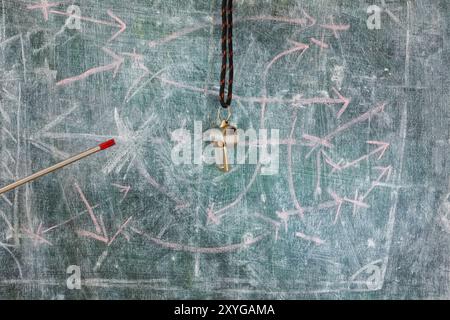 Le tattiche di calcio o di calcio scricchiolano con il fischio e il puntino delle scarpe da ginnastica sulla lavagna. Grande evento di calcio quest'anno Foto Stock