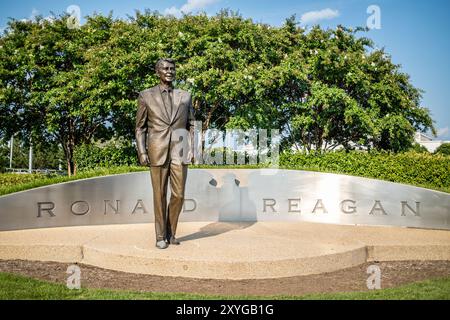 Statua di Ronald Reagan Aeroporto DCA Arlington Virginia // ARLINGTON, Virginia — la statua di Ronald Reagan presso l'Aeroporto Nazionale Ronald Reagan di Washington (DCA) commemora il 40° Presidente degli Stati Uniti. Creata dal famoso scultore Paul Moore, questa statua in bronzo si erge in modo prominente all'ingresso dell'aeroporto, simboleggiando l'eredità duratura di Reagan e i contributi all'aviazione e alla storia americana. Situato ad Arlington, Virginia, l'aeroporto funge da porta vitale per la capitale della nazione, riflettendo sia il suo significato storico che l'importanza moderna. Foto Stock