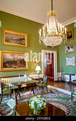 Chandelier WASHINGTON DC, Stati Uniti — The Green Room in the White House, uno dei salotti di stato al primo piano. Questa sala storica è stata utilizzata come sala di ricevimento e salotto per gli ospiti illustri fin dall'inizio del XIX secolo. La Green Room presenta mobili in stile federale e dipinti americani del primo periodo della Repubblica. Foto Stock