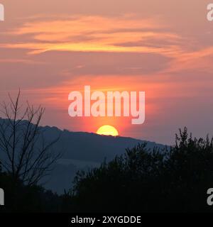 Doddiscombsleigh, Devon, Regno Unito. 29 agosto 2024. Meteo nel Regno Unito: Tramonto fiammeggiante su Doddiscombsleigh, Devon. Crediti: Nidpor/Alamy Live News Foto Stock