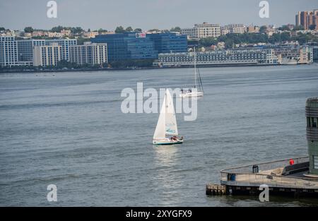 Manhattan, New York: Paesaggi urbani del West Side di Manhattan con il fiume Hudson, lo skyline di New York e la navigazione in yacht in una splendida giornata estiva Foto Stock