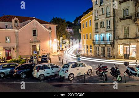 Praca da Republica Town Square Sintra Portugal // SINTRA, Portugal — Praca da Republica funge da piazza centrale nella storica città di Sintra, situata sulle colline a nord-ovest di Lisbona. Sintra è stata dichiarata patrimonio dell'umanità dell'UNESCO, riconosciuta per la sua notevole concentrazione di palazzi, giardini e monumenti architettonici. La città è rinomata per il suo eclettico mix di stili architettonici, tra cui elementi gotici, moreschi, rinascimentali e romantici. Il paesaggio circostante presenta le lussureggianti colline dei Monti Sintra, parte del Parco naturale di Sintra-Cascais. Landmar notevole Foto Stock