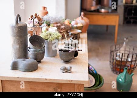 SINTRA, Portogallo: La grande cucina del Palácio da pena, che presenta un'impressionante gamma di utensili da cucina in rame e attrezzature da cucina del XIX secolo. Questo spazio ben conservato offre ai visitatori uno sguardo sulle operazioni culinarie di una casa reale, con il suo ampio focolare, le piastrelle ornate e gli utensili scintillanti che riflettono il carattere opulento del palazzo e le avanzate tecnologie culinarie dell'epoca. Foto Stock