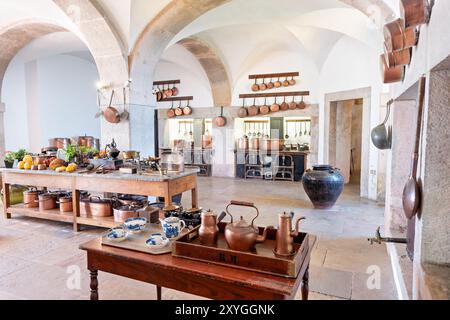 SINTRA, Portogallo: La grande cucina del Palácio da pena, che presenta un'impressionante gamma di utensili da cucina in rame e attrezzature da cucina del XIX secolo. Questo spazio ben conservato offre ai visitatori uno sguardo sulle operazioni culinarie di una casa reale, con il suo ampio focolare, le piastrelle ornate e gli utensili scintillanti che riflettono il carattere opulento del palazzo e le avanzate tecnologie culinarie dell'epoca. Foto Stock